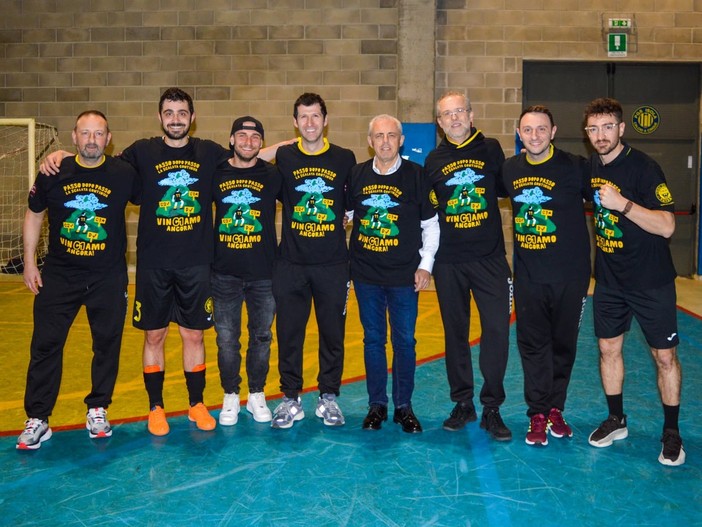 Da sinistra: allenatore Claudio Bronzi, (i tre capitani) Matteo Fontana, Andrea D'addio, Matteo Bignante, il presidente di Area Calcio Alba Roero Luciano Cane, il vicepresidente Marco Parizzi, il vice-allenatore Vincenzo Luciano e il preparare atletico Gabriele Gambino