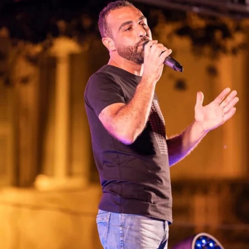 Il cebano Alessio Cavallo lancia “Vola”: il nuovo singolo tra emozione e rinascita Il cebano Alessio Cavallo lancia “Vola”: il nuovo singolo tra emozione e rinascita