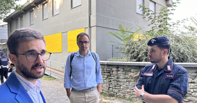 Un'immagine del luglio 2024: il sindaco Alberto Gatto, l'assessore Davide Tibaldi e il comandante della Compagnia Carabinieri, capitano Giuseppe Santoro, presso il residence della stazione ferroviaria appena sgomberato