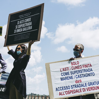 La protesta dell'Osservatorio Paesaggio, lo scorso giugno al castello di Grinzane (foto Barbara Guazzone)