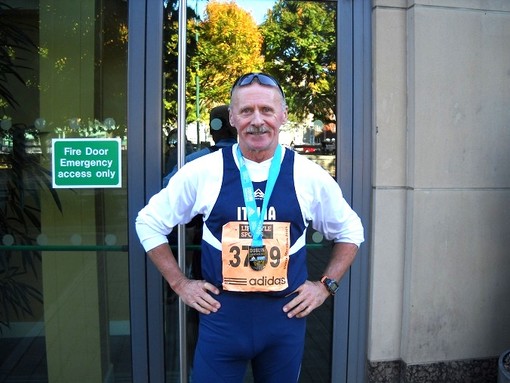 Carlo Rosa in una foto di pochi anni fa, al termine della Maratona di Dublino