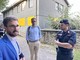 Il sindaco Gatto, qui col suo assessore Davide Tibaldi e il comandante della Compagnia Carabinieri, capitano Giuseppe Santoro, dopo lo sgombero della palazzina prospiciente alla stazione ferroviaria