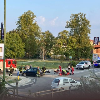Alba, auto contro moto alla rotonda di via Santa Margherita: motociclista ferito lievemente
