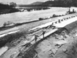 Lungo le rive del fiume (da “Le radici di una catastrofe – Novembre 1994 l’alluvione”, a cura del Gruppo Fotografico Albese e dell’Associazione Amici del Museo F. Eusebio di Alba)