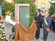 Maria Franca Fissolo Ferrero e il figlio Giovanni scoprono la stele intitolata al compianto industriale nella piazza albese a lui dedicata