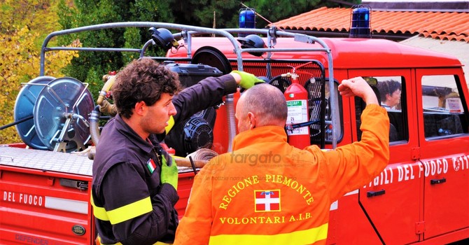 Cherasco, fiamme sotto la tettoia di un'abitazione: intervengono Vigili del Fuoco e AIB Cherasco, fiamme sotto la tettoia di un'abitazione: intervengono Vigili del Fuoco e AIB