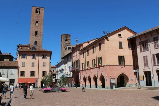 Marciapiedi ad Alba, riparte il diserbo meccanico dopo i ritardi: la pulizia entra nel piano dell'igiene urbana