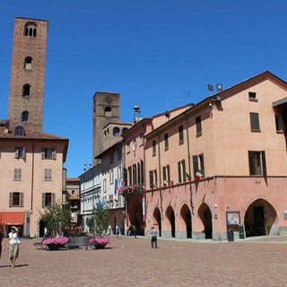 Marciapiedi ad Alba, riparte il diserbo meccanico dopo i ritardi: la pulizia entra nel piano dell'igiene urbana