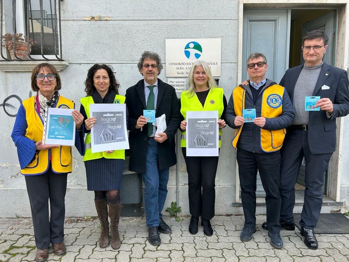 L'assegno di mille euro consegnato dai Lions di Canale al direttore Marco Bertoluzzo