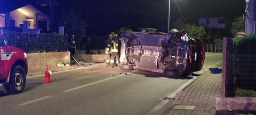 L'auto ribaltata a centro carreggiata