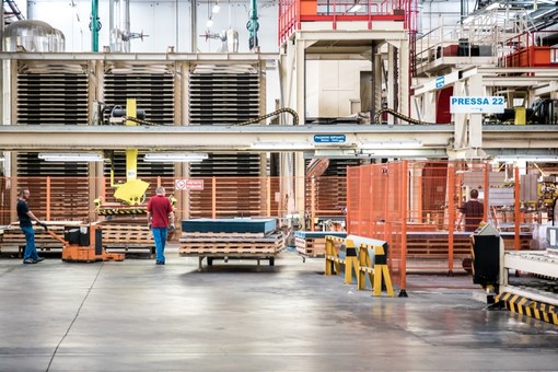 Storica azienda braidese, la Abet Laminati impegna 850 addetti in una produzione che nel 2021 è arrivata a 20 milioni di metri quadrati di materiali destinati a una vasta serie di impieghi, dall'arredamento ai rivestimenti, sino ai cappotti energetici