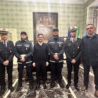 I due nuovi agenti Luca Cigottero e Stefano Salerno insieme al sindaco Alberto Gatto, al comandante del Corpo Antonio Di Ciancia, al vicecomandante Paolo Tosco e all’assessore con delega alla Polizia Locale Davide Tibaldi