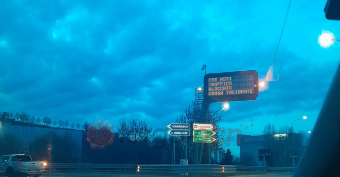 Furgone in fiamme sull'autostrada A33: traffico bloccato tra Alba e Cherasco