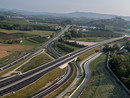 Una veduta dell'intersezione tra l'autostrada e il tratto della tangenziale albese che porta verso la Langa del Barolo Una veduta dell'intersezione tra l'autostrada e il tratto della tangenziale albese che porta verso la Langa del Barolo