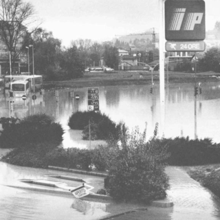 Corso Cillario Ferrero sommerso dalle acque del Tanaro in quella che è diventata una delle immagini simbolo dell'alluvione del 5 e 6 novembre 1994 (foto Gruppo Fotografico Albese)