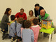 I bambini della Scuola per l’Infanzia di Monforte con la loro insegnante, poi Domenico Boeri, Carlotta Boffa e Renato Priolo