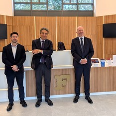 L'ambasciatore Fabio Cassese, al centro, ricevuto presso lo stabilimento Ferrero