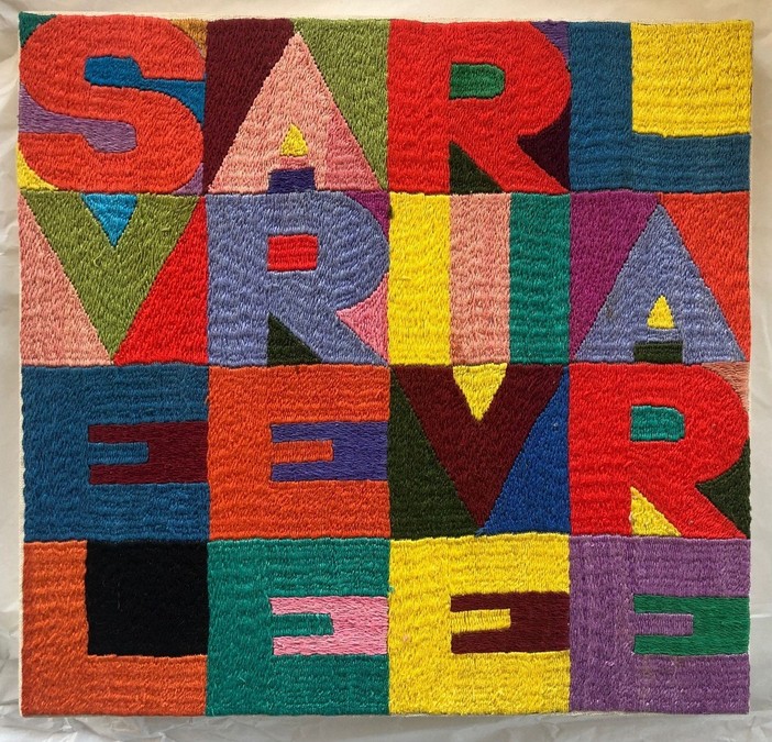 L'arazzo di Alighiero Boetti dal titolo "Svelare e rivelare", tra le opere in mostra