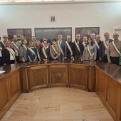 Foto di gruppo per i sindaci che hanno sottoscritto la costituzione dell'Associazione