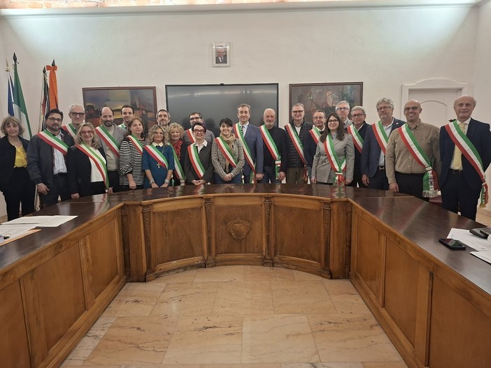 Foto di gruppo per i sindaci che hanno sottoscritto la costituzione dell'Associazione