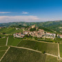 Una veduta di Serralunga d'Alba coi suoi vigneti (foto Lavezzo Studios, archivi Paesaggi Vitivinicoli Unesco) Una veduta di Serralunga d'Alba coi suoi vigneti (foto Lavezzo Studios, archivi Paesaggi Vitivinicoli Unesco)