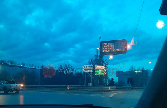 Furgone in fiamme sull'autostrada A33: traffico bloccato tra Alba e Cherasco Furgone in fiamme sull'autostrada A33: traffico bloccato tra Alba e Cherasco