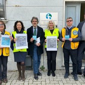 L'assegno di mille euro consegnato dai Lions di Canale al direttore Marco Bertoluzzo L'assegno di mille euro consegnato dai Lions di Canale al direttore Marco Bertoluzzo