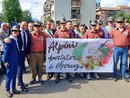 Gli Alpini del cuneese e il governatore Cirio con lo striscione disegnato dalla Semeraro