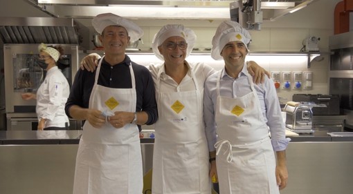 Il sindaco Bo coi colleghi Gori (Bergamo e Pizzarotti) nelle cucine di Alba Accademia Alberghiera