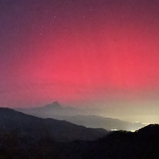 Spettacolo nel cielo della Granda: aurora boreale visibile da Vernante con il Monviso sullo sfondo