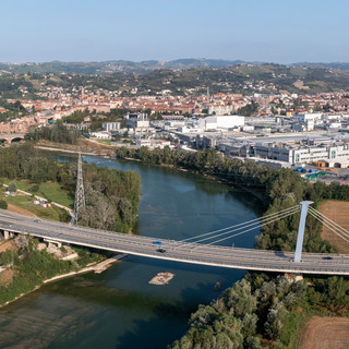 Il tratto del fiume interessato, al confine con lo stabilimento Ferrero Il tratto del fiume interessato, al confine con lo stabilimento Ferrero