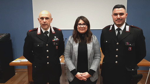 Da sinistra: il luogotenente Mauro Araldo, la sindaca Giulia Adriano e il carabiniere Vincenzo Cannizzo