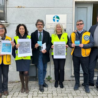 L'assegno di mille euro consegnato dai Lions di Canale al direttore Marco Bertoluzzo