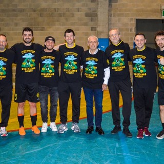 Da sinistra: allenatore Claudio Bronzi, (i tre capitani) Matteo Fontana, Andrea D'addio, Matteo Bignante, il presidente di Area Calcio Alba Roero Luciano Cane, il vicepresidente Marco Parizzi, il vice-allenatore Vincenzo Luciano e il preparare atletico Gabriele Gambino