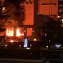 Le fiamme davanti all'Hotel