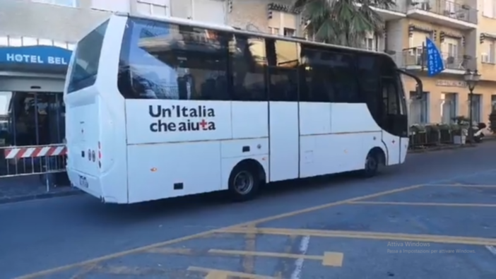 Arrivati da Mondovì i bus della Croce Rossa per portar via da Alassio gli ospiti piemontesi (VIDEO)