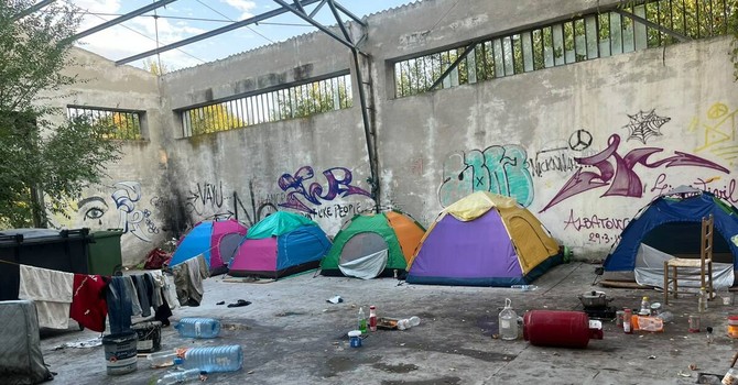 Accampamenti lungo il Tanaro, ad Alba l'emergenza dell'accoglienza si vede anche nelle tende Accampamenti lungo il Tanaro, ad Alba l'emergenza dell'accoglienza si vede anche nelle tende