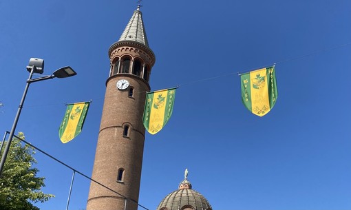Enzo Mastrangelo firmerà il drappo del Palio e Alba “indosserà” i colori dei suoi Borghi Enzo Mastrangelo firmerà il drappo del Palio e Alba “indosserà” i colori dei suoi Borghi