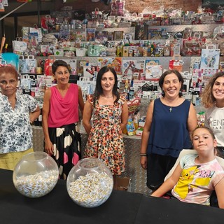 In foto alcune volontarie del banco di beneficenza al Santuario della Madonna dei fiori, a Bra In foto alcune volontarie del banco di beneficenza al Santuario della Madonna dei fiori, a Bra