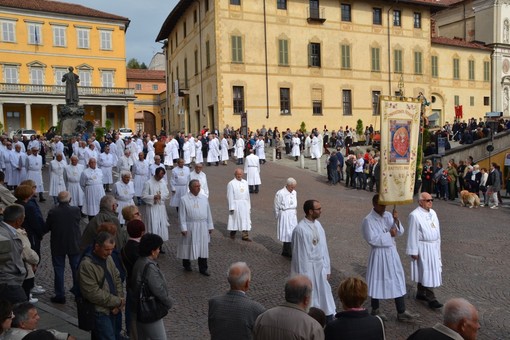 In foto la processione di Pasqua della Confraternita della Santissima Trinità, detta anche dei Battuti Bianchi, di Bra
