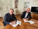 Il sindaco di Bra Gianni Fogliato e il collega cheraschese Carlo Davico firmano l'accordo tra Comuni