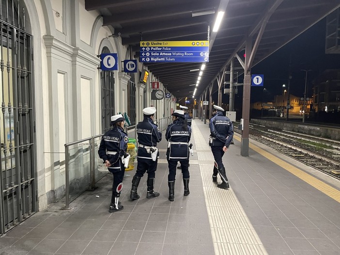 La Polizia Locale di Bra durante un controllo di routine in stazione La Polizia Locale di Bra durante un controllo di routine in stazione
