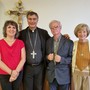 In foto il cardinale Repole a Bra con alcuni volontari del Santuario