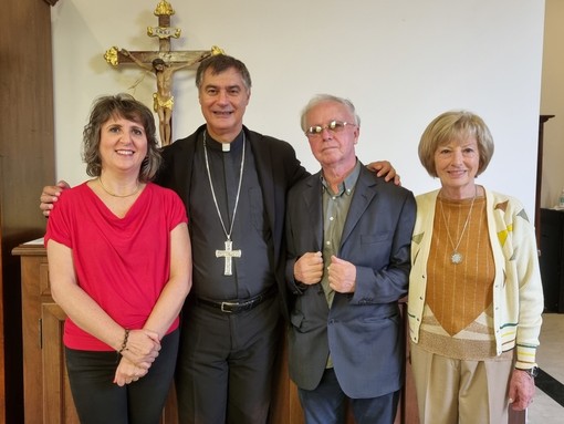 In foto il cardinale Repole a Bra con alcuni volontari del Santuario
