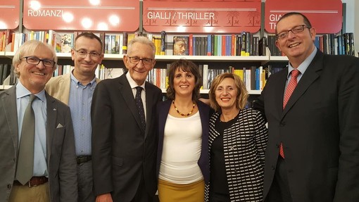 Beppe Ghisolfi con gli amici del Caffè letterario di Bra, anno 2018
