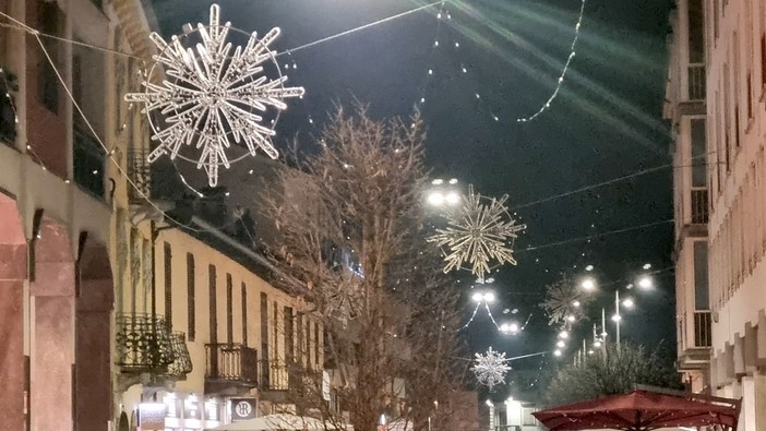 Luminarie spenta in via Principi di Piemonte, a Bra Luminarie spenta in via Principi di Piemonte, a Bra