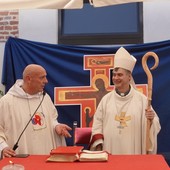 Nella foto, monsignor Roberto Repole con il parroco braidese don Gilberto Garrone