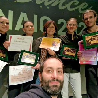 In foto Donatella Poggio e la sua squadra artistica, premiati al Trieste Winter Dance 2024