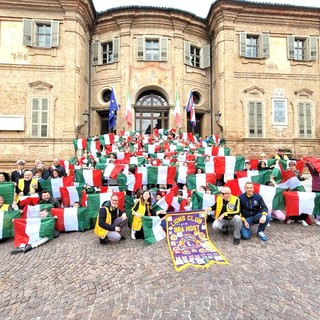 Il tricolore nelle mani dei giovanissimi studenti braidesi, grazie al Lions Club Bra Host