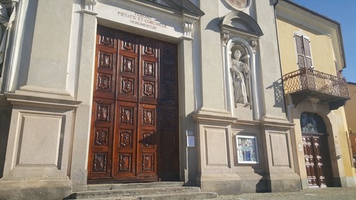 In foto i portoni restaurati della chiesa dei Battuti Bianchi, a Bra